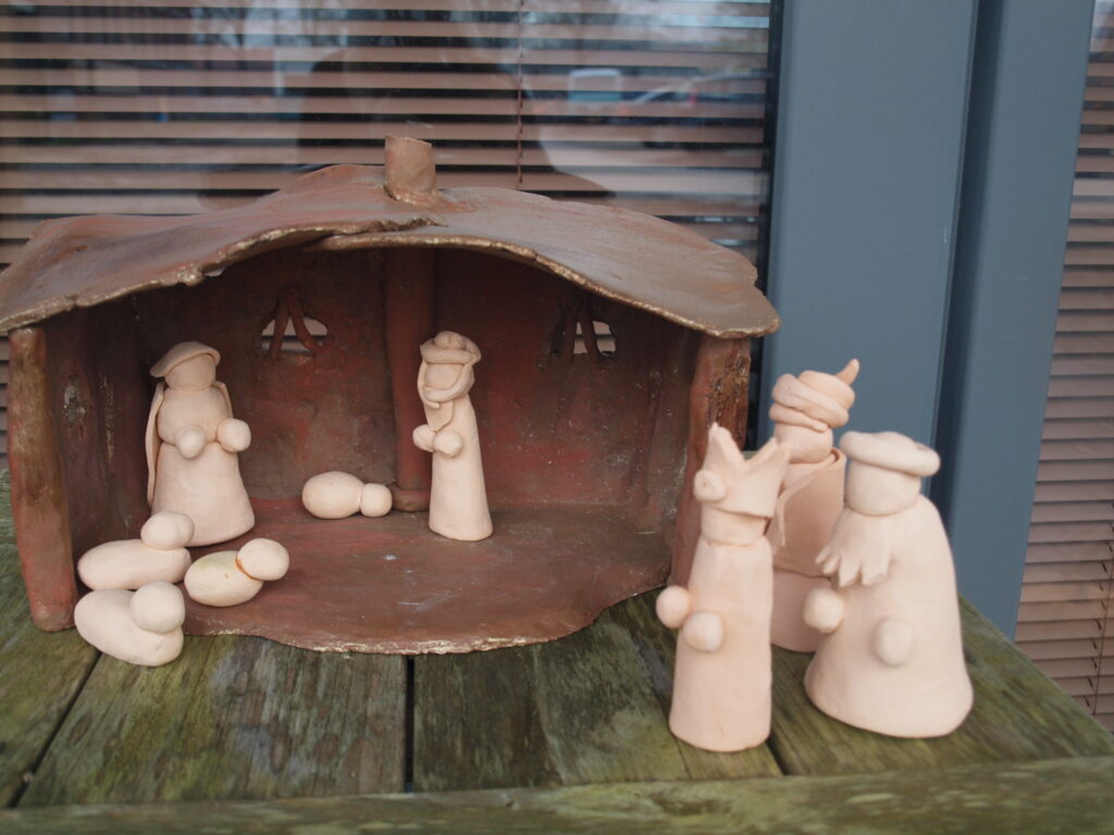 Stylistische kerststalfiguren. Gestookt 1060° C.