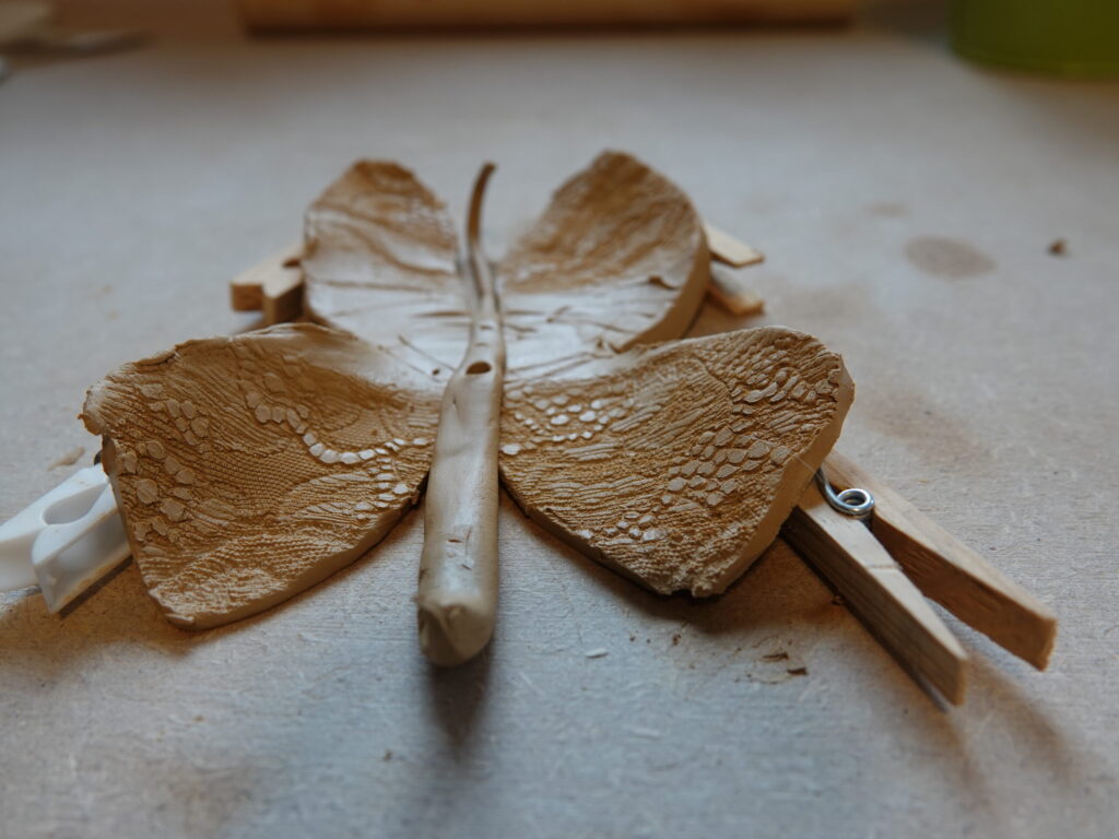 Vlinder, Kleiplaten op dikte en met kant aan beide zijden gerold.