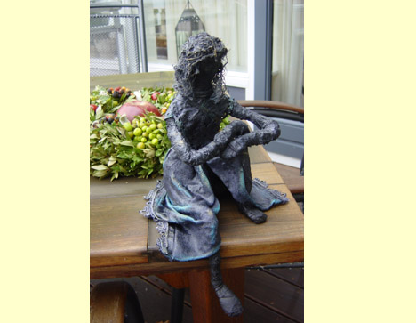 Vrouw met opgetrokken knie